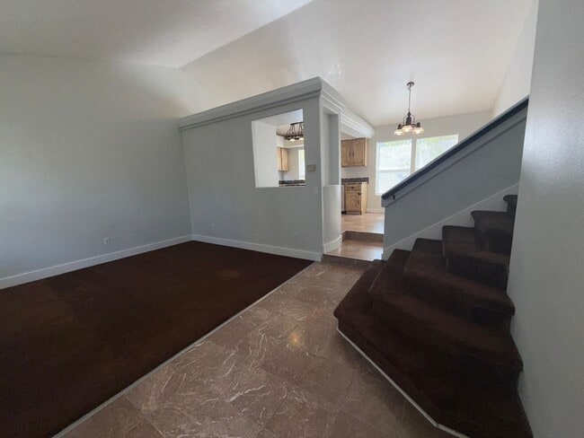 Building Photo - Spacious Tri-Level Home for Rent in Tooele...
