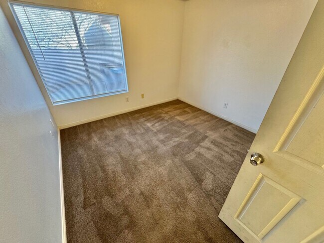 Building Photo - Charming home in a desirable Henderson neighborhood