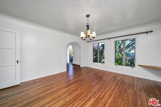 Building Photo - 333 S Roxbury Dr