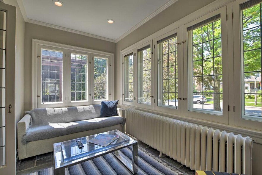 Building Photo - 326 N Grove Ave