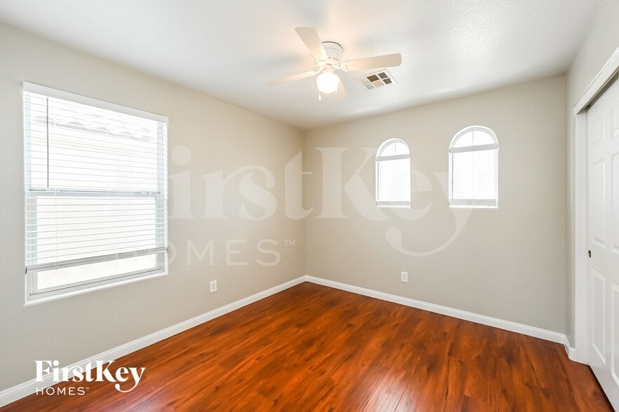 Building Photo - 10549 Mann St