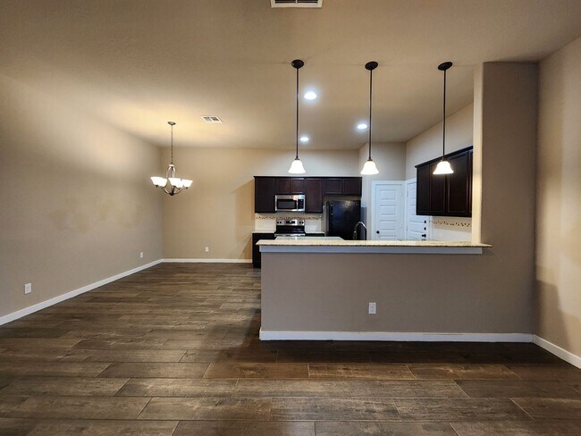 Building Photo - 3/2/2  Located between New Braunfels & Seguin / Fridge Included /  Fenced Backyard / CISD