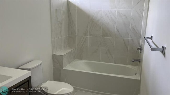 Building Photo - 4141 S oaks Pl