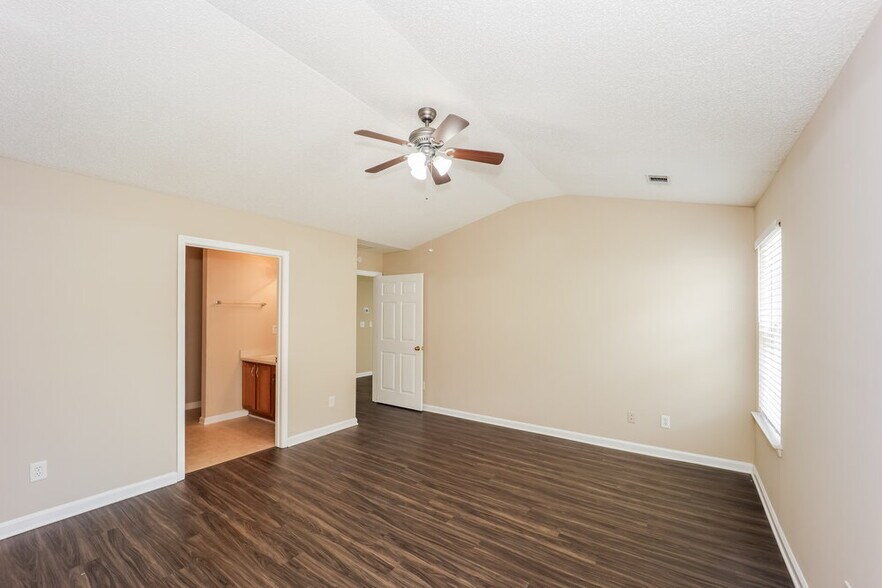 Building Photo - 2167 Red Oak Cir