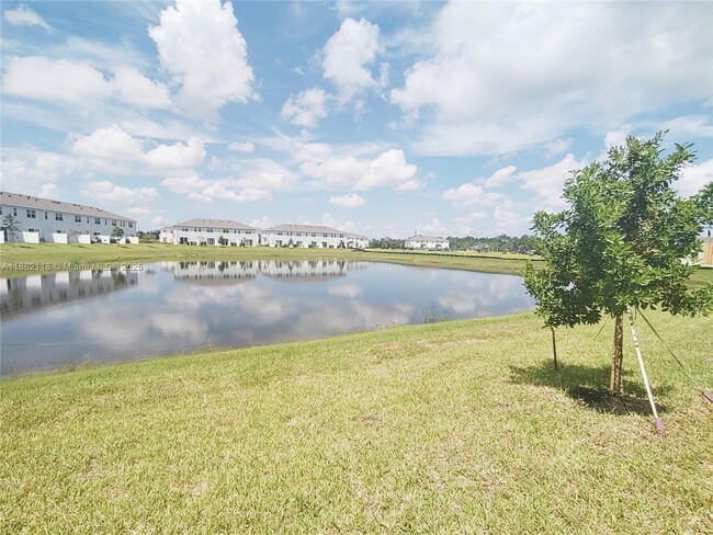 Building Photo - 390 SE Crossoak Ln