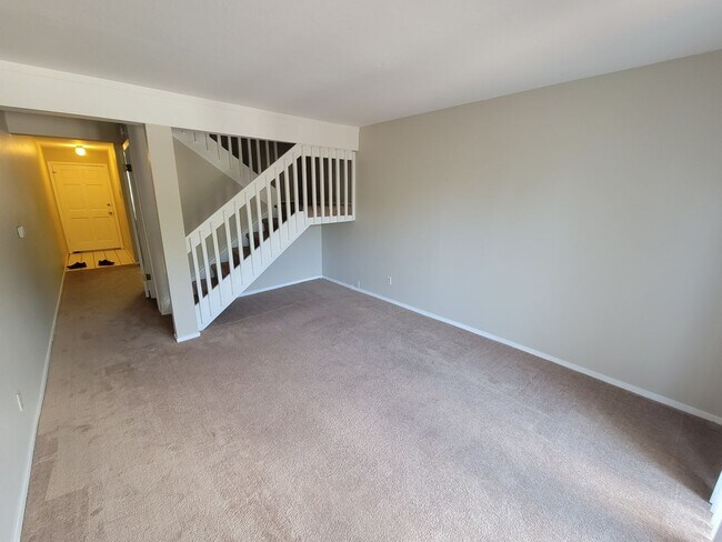 Building Photo - 2 Bedroom, 1 Bathroom Condo located in Max...