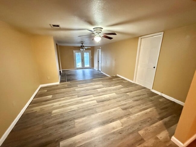 Building Photo - Newly Renovated, spacious 4 bedroom / 3 bath