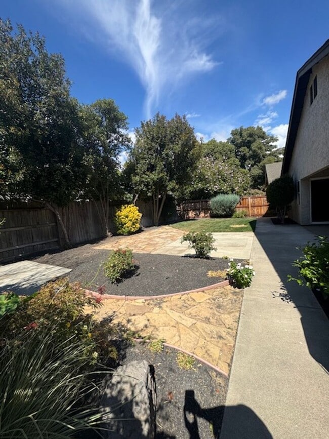 Building Photo - Beautiful 5 bedroom home ready for move in!