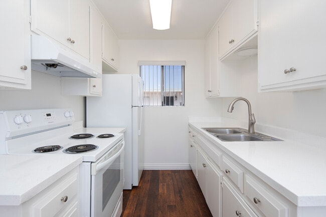 Building Photo - Twin Oaks Apartments