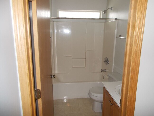 Building Photo - 3 Bedroom, 1 Bathroom Home.