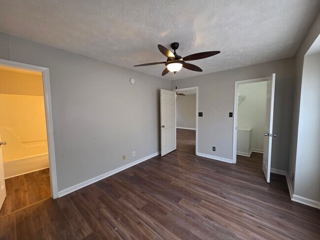 Building Photo - 1/2 OFF 1st Month's Rent!!