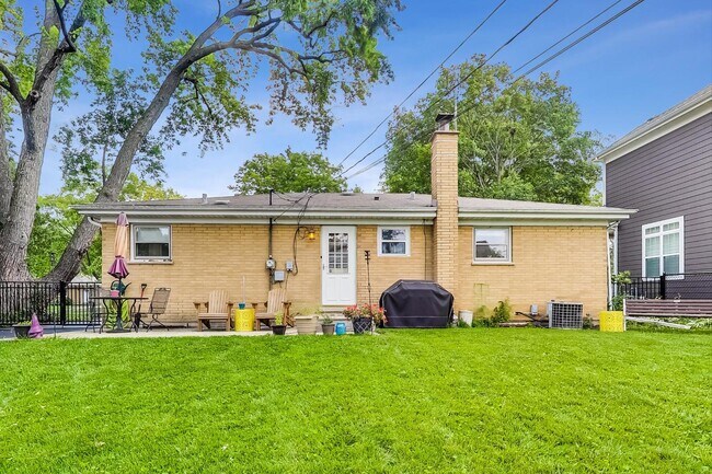 Building Photo - 1304 N Mitchell Ave