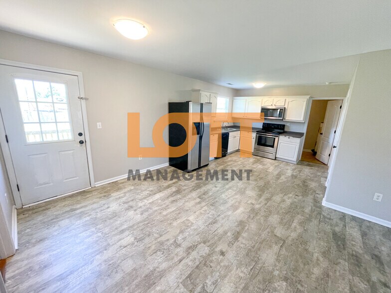 Building Photo - 204 Jarrett Ln