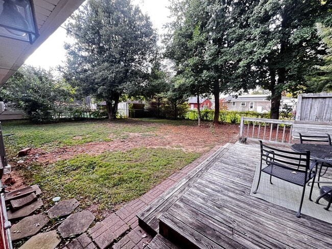 Building Photo - Wonderful 3 Bed and 1.5 Bath Ranc-Style Home