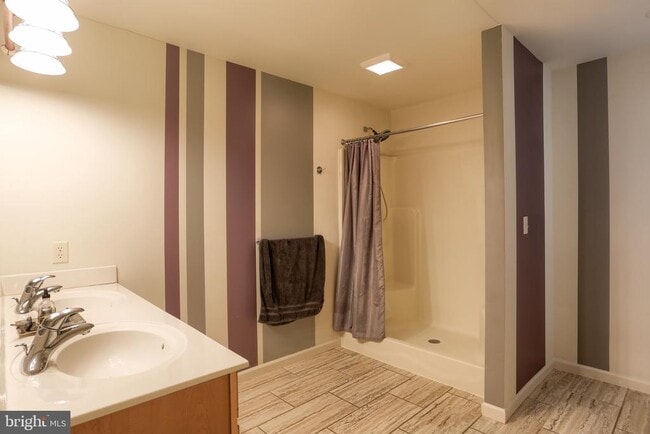 Building Photo - 5 Vista Cir