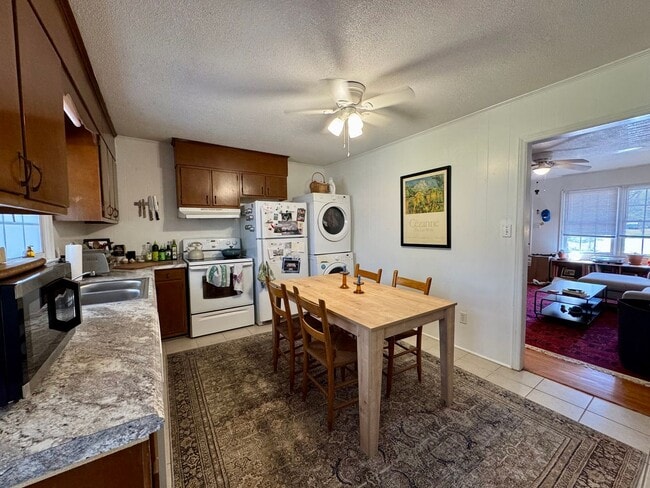 Building Photo - 202 W Poplar Ave