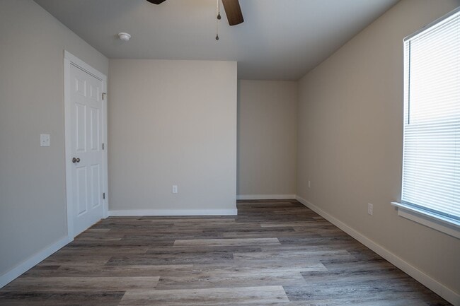 Building Photo - 1358 N Porter Rd