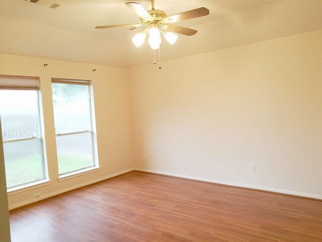 Building Photo - 4915 Lochman Ln
