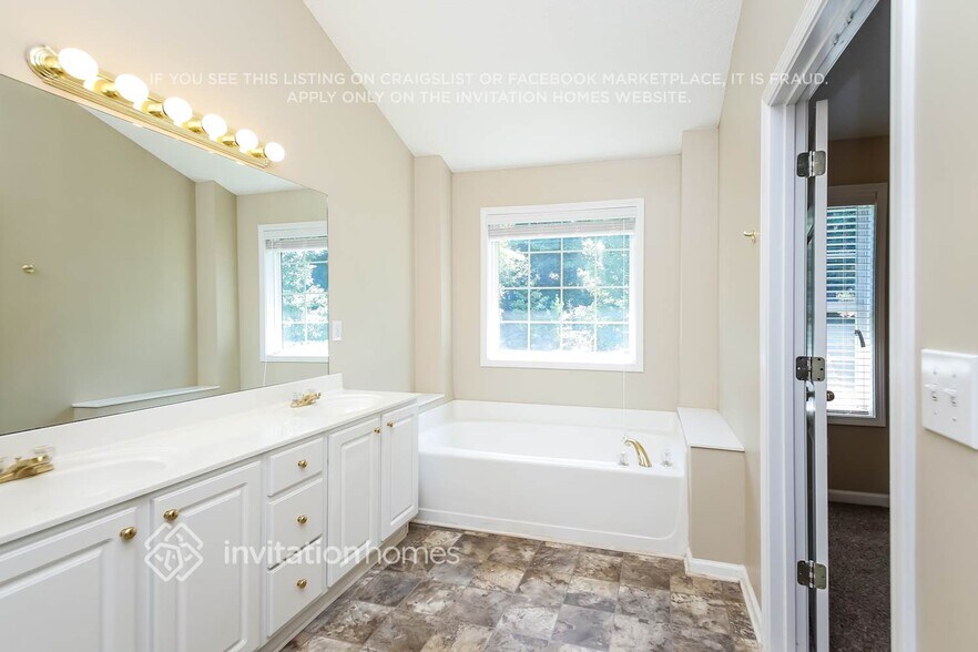Building Photo - 1070 Soaring Dr NE