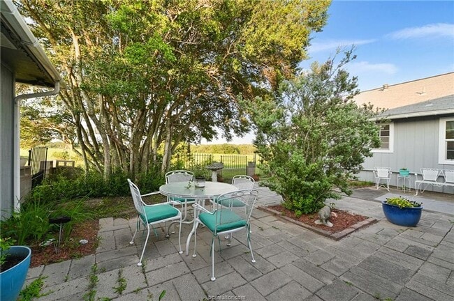 Building Photo - 7 acres with 5 bed, 3 bath less than 25 minutes from town!