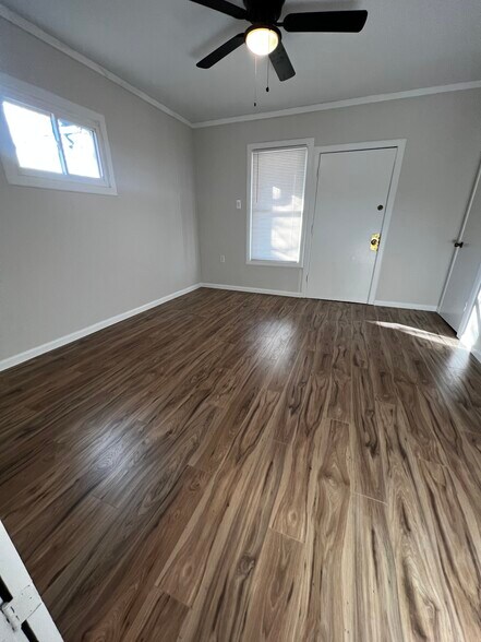 Front Bedroom - 4414 Ivanhoe Ave