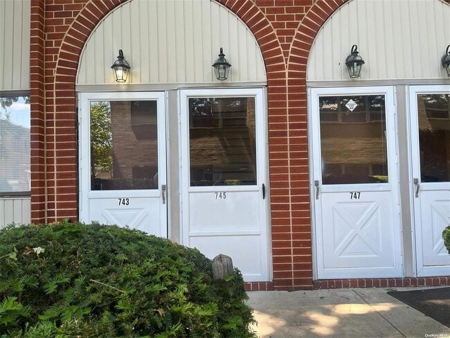 Building Photo - 745 Chestnut St
