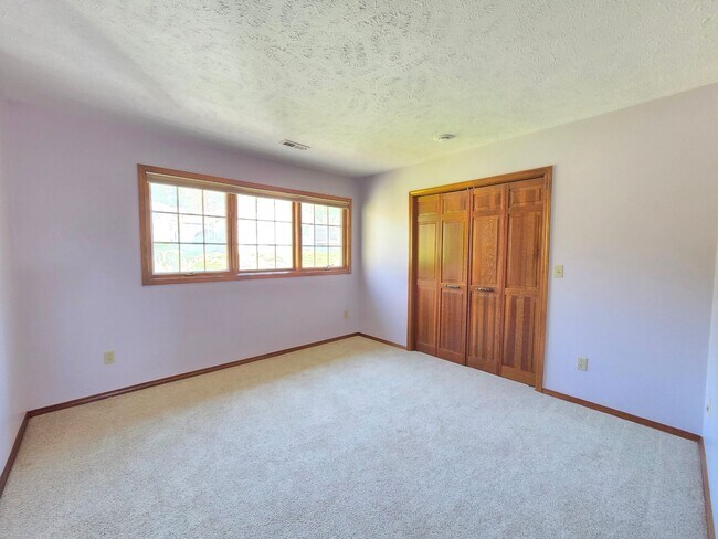 Building Photo - $3,495 - 5 Bed / 4 Baths Stunning Northwood Home with Views
