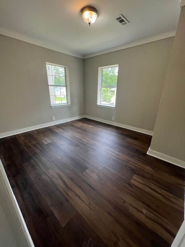Building Photo - 2 Bedroom, 1 Bathroom Home