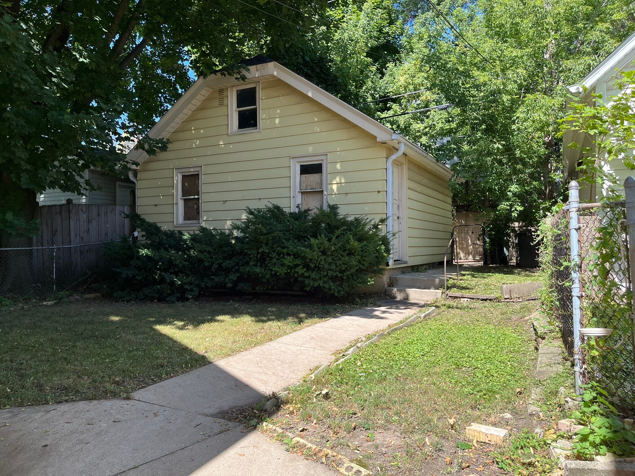 Building Photo - 352 E Rosedale Ave