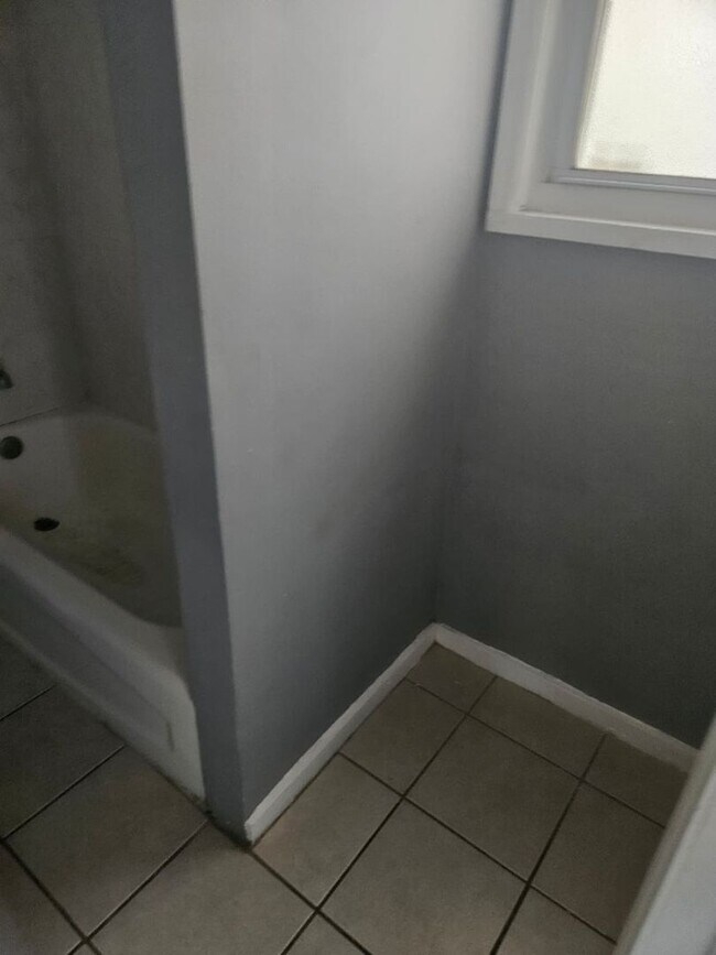 Building Photo - 907 Anna St