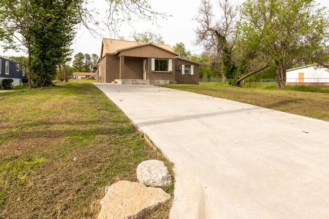 Building Photo - 3 Bed | 2 Bath in Coweta!