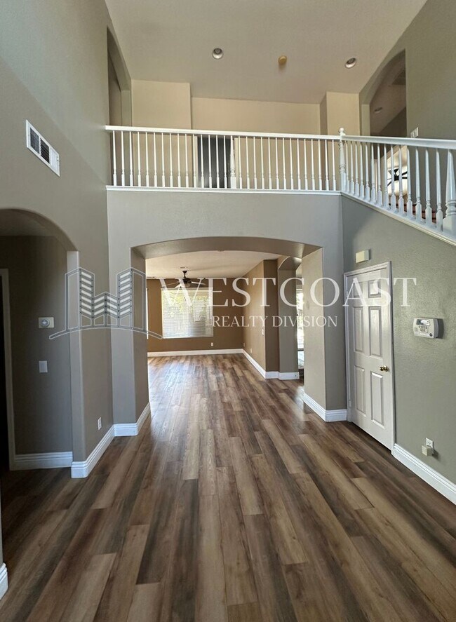 Building Photo - Bright & Spacious 4-Bed Townhome in Prime ...