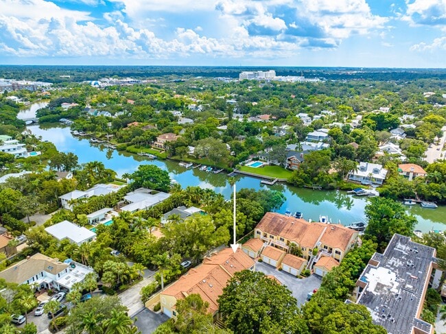 Building Photo - 858 Hudson Ave