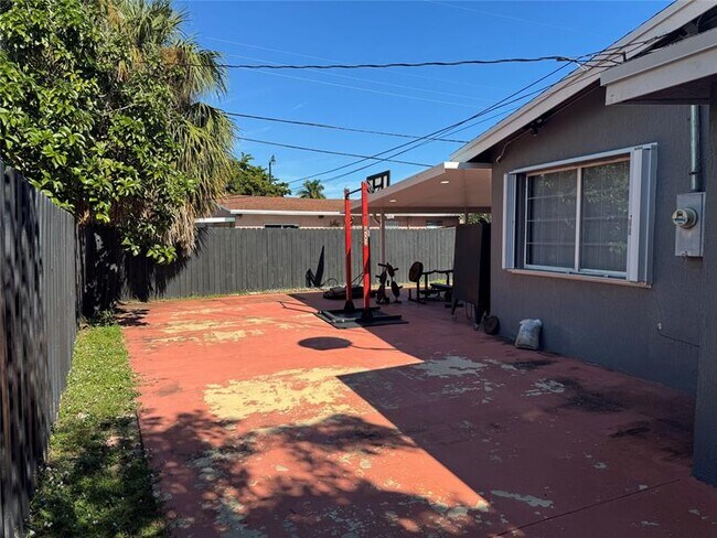 Building Photo - 1631 NE 32nd St