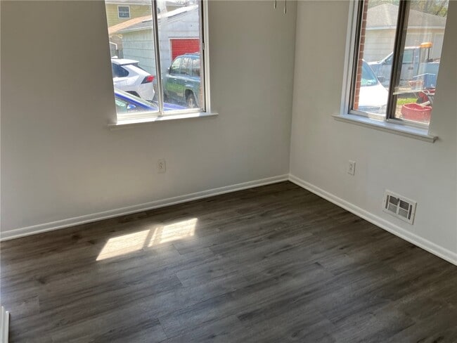 Building Photo - 220 E Linden Ave