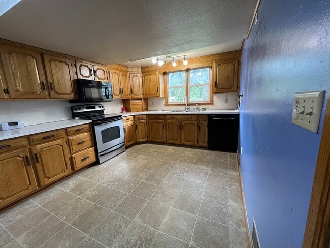 Building Photo - Spacious 4-5 Bedroom, 1.5 Bathroom 2-Story...