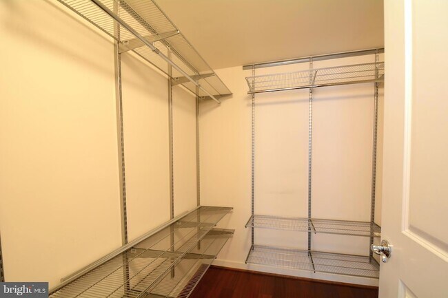 Building Photo - 900 N Washington St