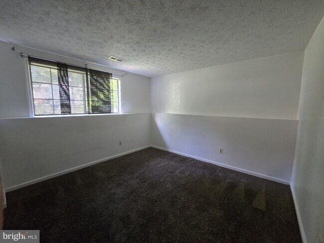Building Photo - 1409 Rossiter Ct