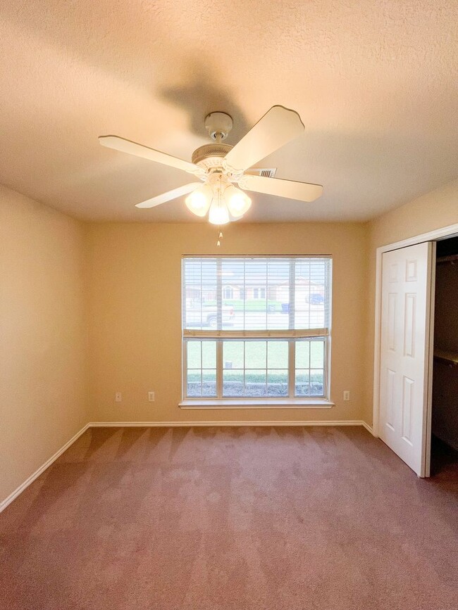 Building Photo - Available NOW!!!! Open floor plan features...