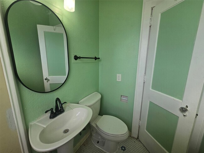 Building Photo - 725 J