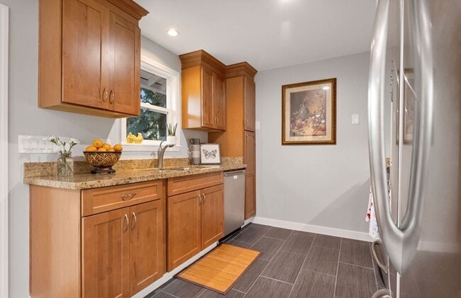 Building Photo - 4 Bed and 2 Bath Beautiful Bellevue Single...