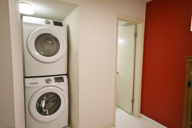 Building Photo - 2 Story Condo on Golf Course / A Great Vie...