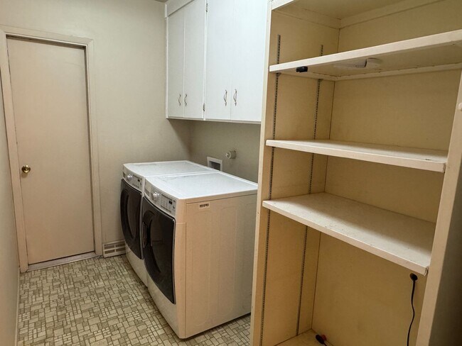 Building Photo - 4 Bedroom, 2 Bathroom Home near Louisiana & Osuna