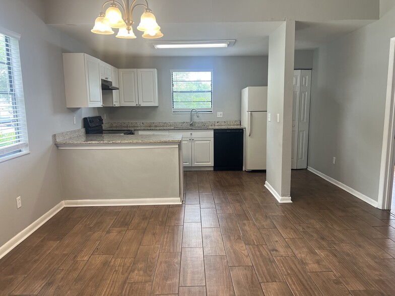 Building Photo - 10101 Lake Oak Cir