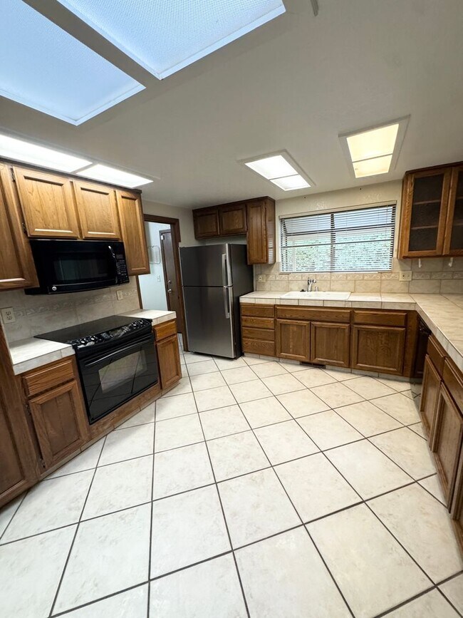 Building Photo - THREE BEDROOM TWO BATH  HOME in the Pocket...