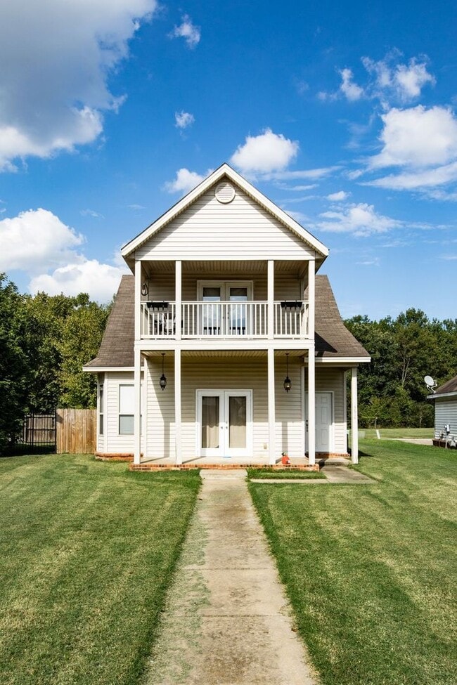 Building Photo - Three Bed / Three Bath with Fenced Yard an...