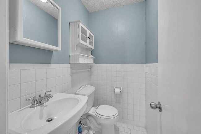 Building Photo - Great corner studio location in Belle Forest.