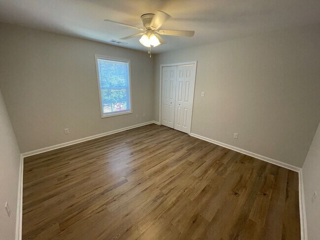 Building Photo - 5 Bed Home Available August 2026!