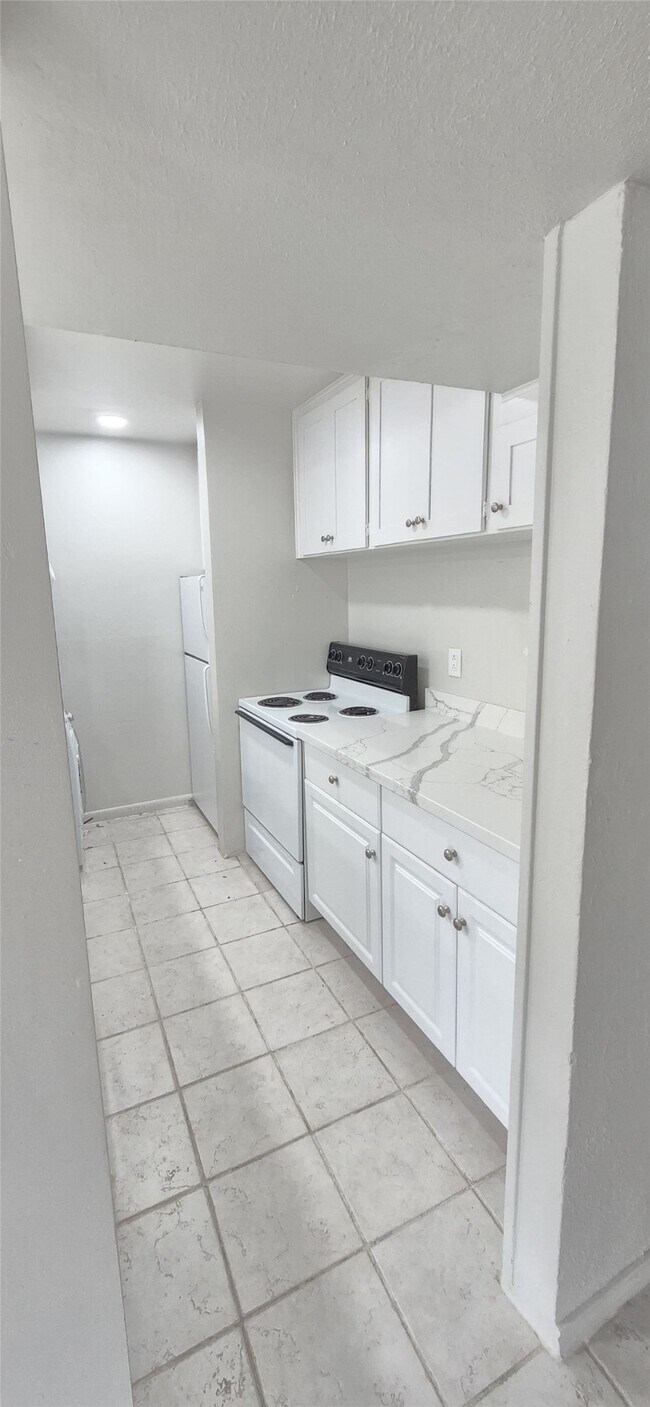 Building Photo - 5343 Richmond Ave