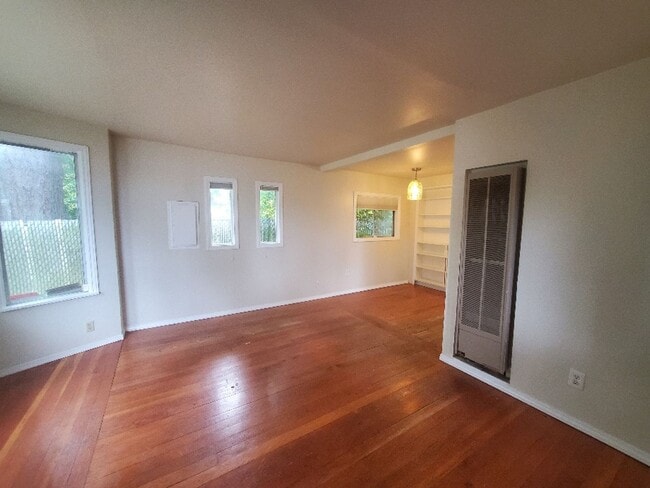 Building Photo - Arbor Heights Bungalow, Available early Oc...